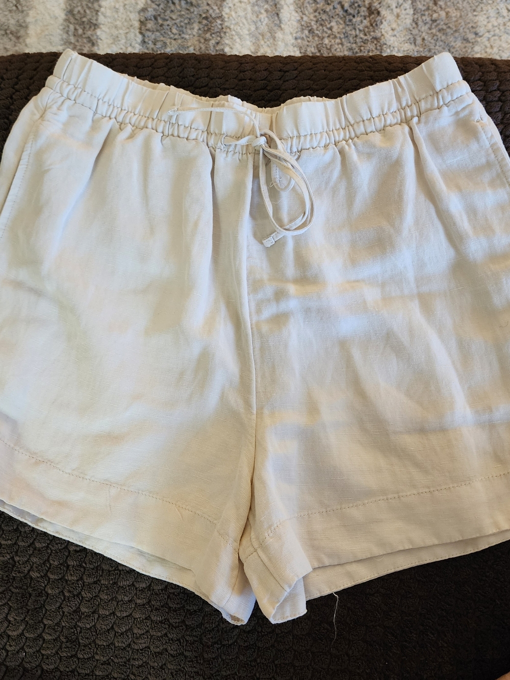 H&M Light Cream Women's Elastic-Waist Shorts.